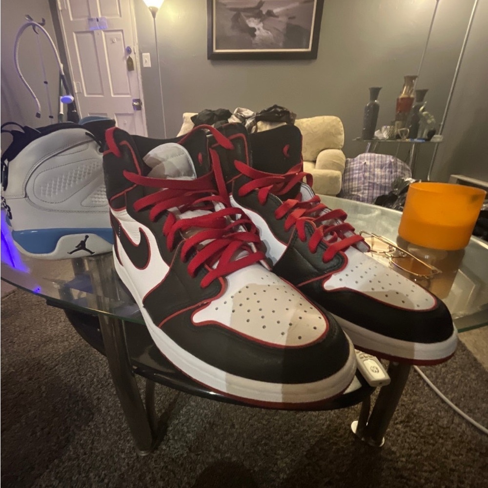 Jordan 1 High OG Bloodline